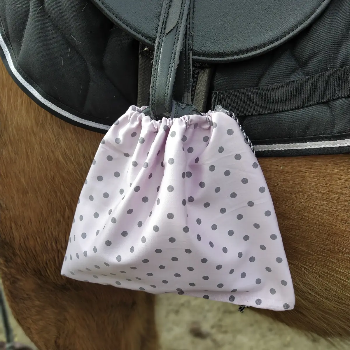 Pochettes / housses d'étriers rose pois gris