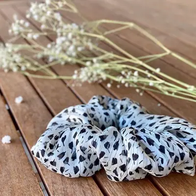 Inès black and white scrunchie 1
