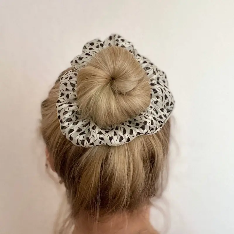 Inès black and white scrunchie 2
