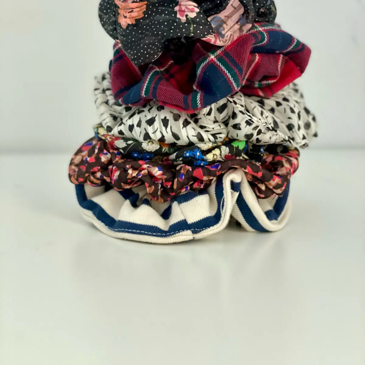 Inès black and white scrunchie 3