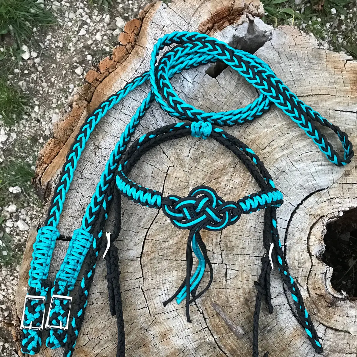 Snaffle bridle with decorative knot