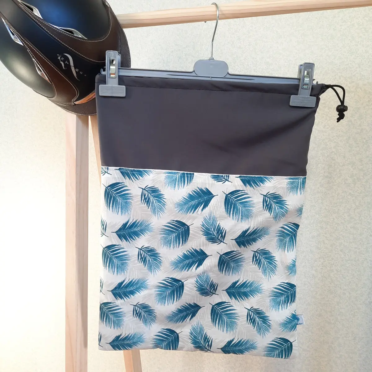 Two-tone grey palm trees helmet bag