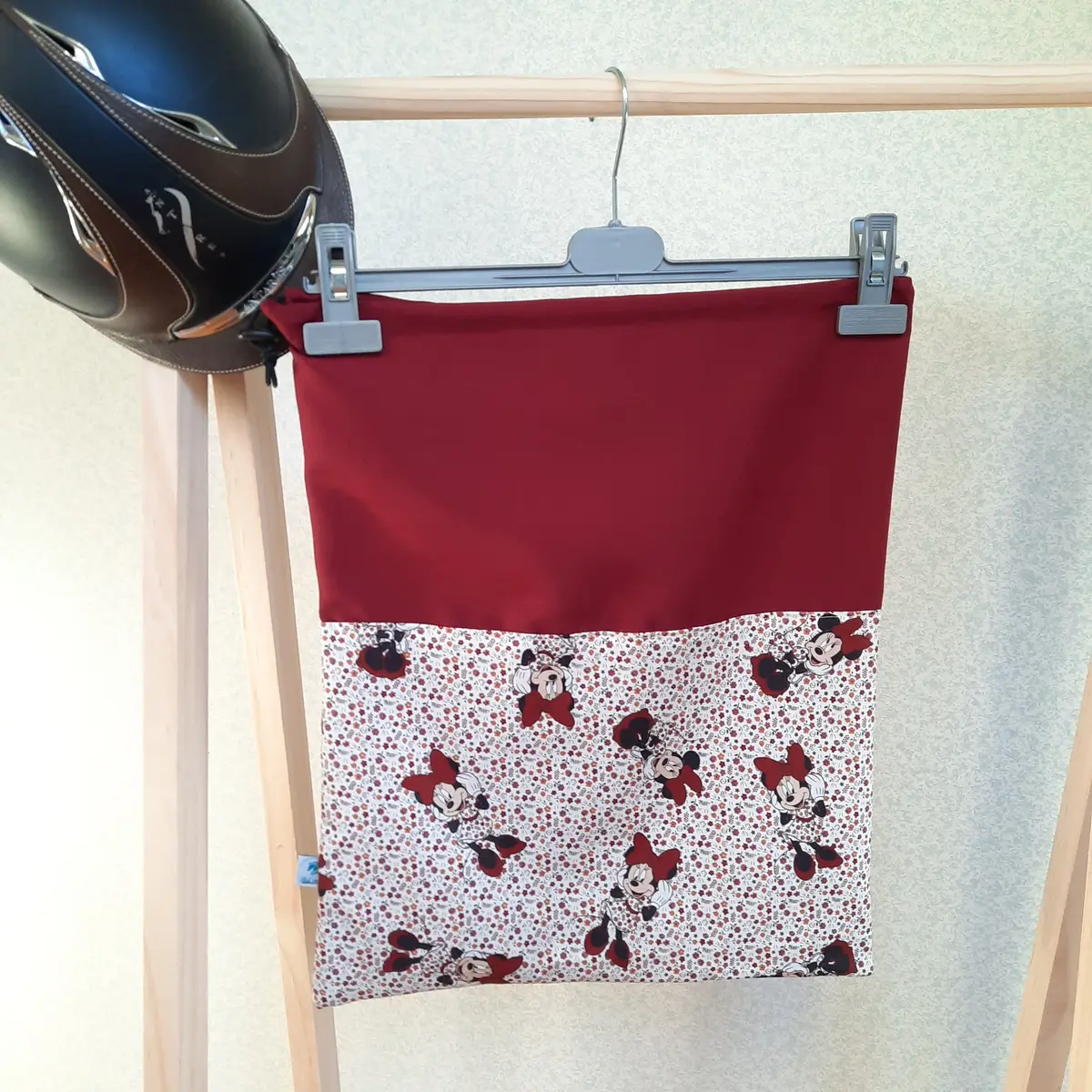 Two-tone burgundy Minnie Mouse helmet bag