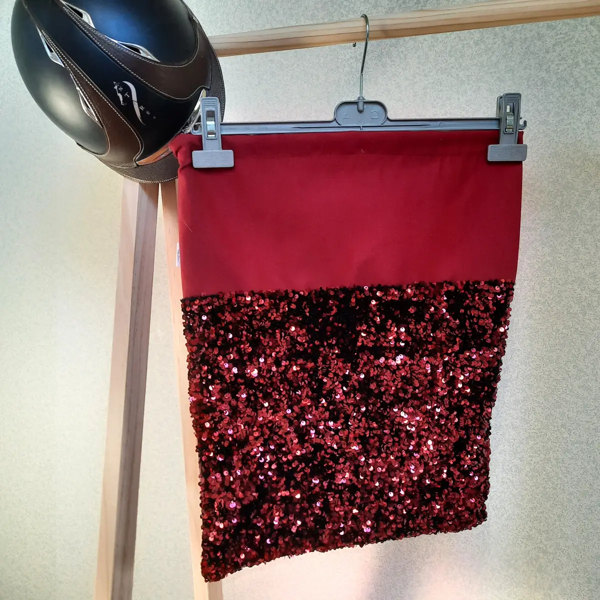 Two-tone red sequins helmet bag