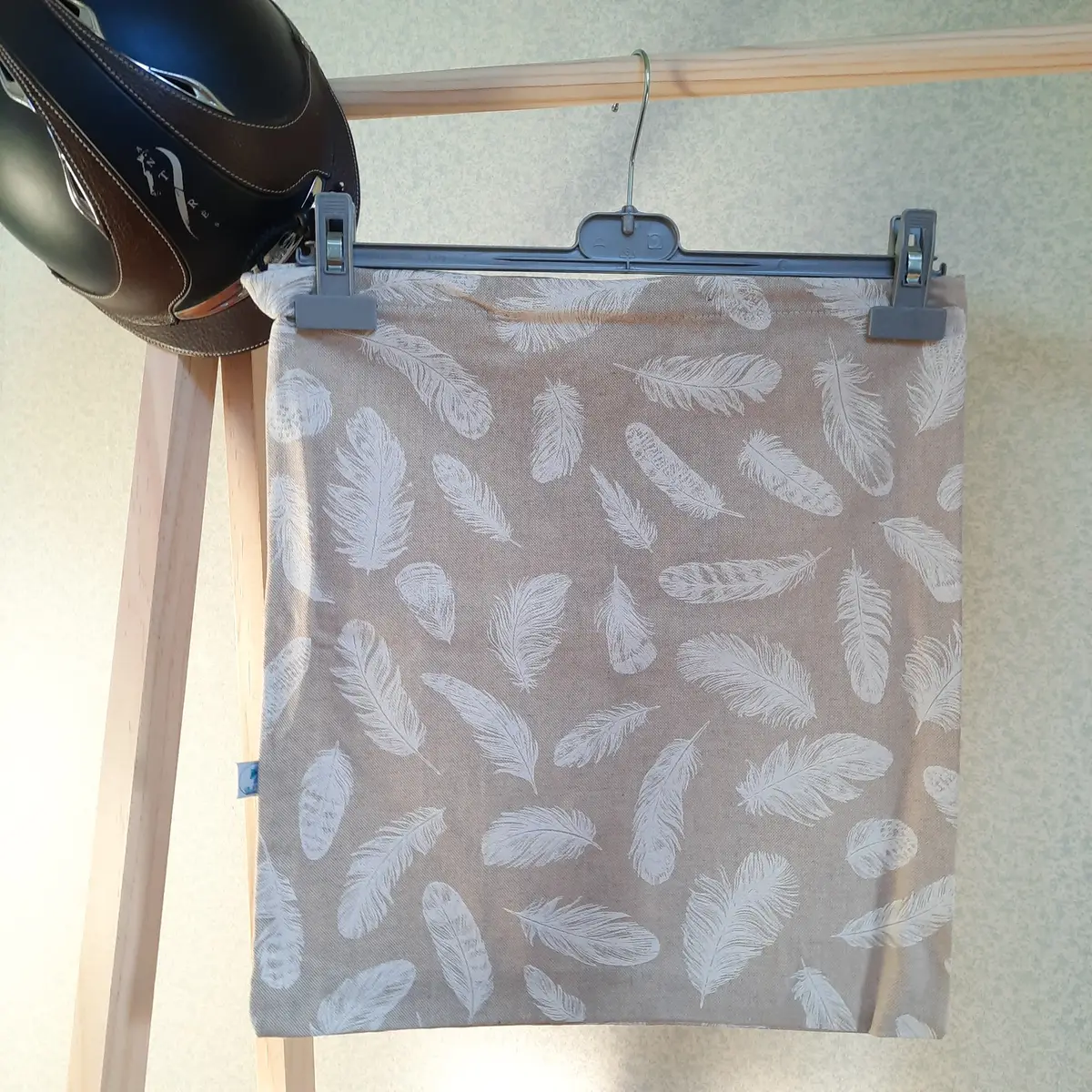 Feathers helmet bag