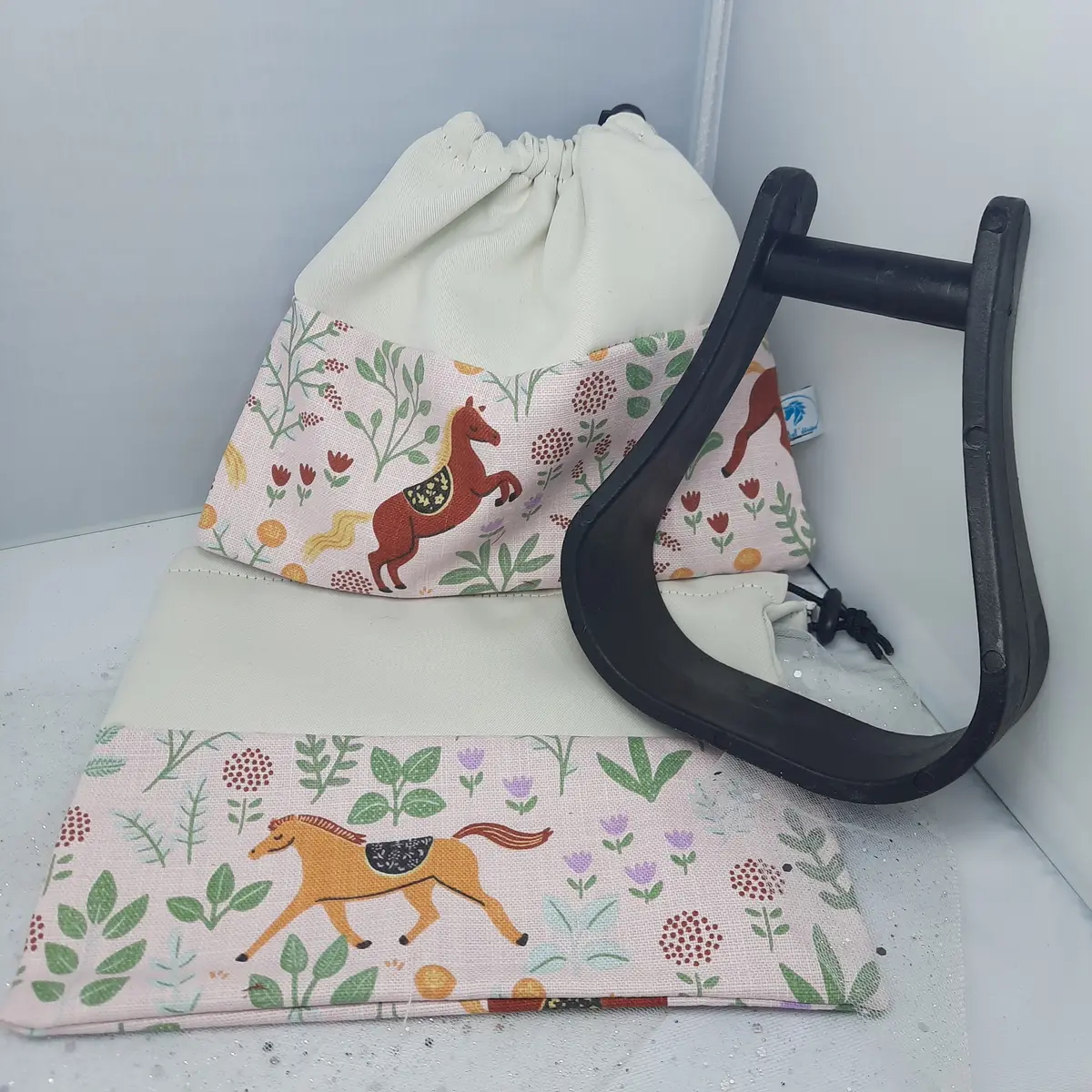 Pochettes / housses d'étriers bi crème chevaux roses